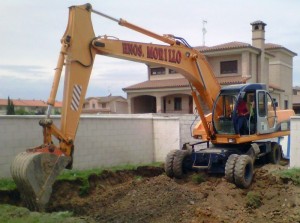 Excavadora realizando excavación para piscina en chalet de Toledo