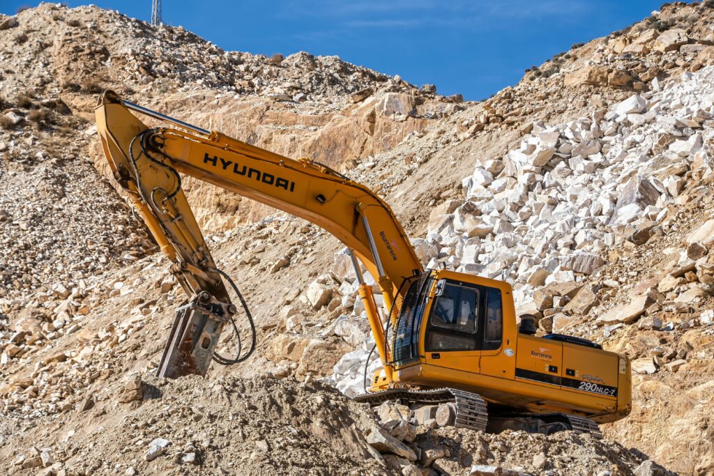 Excavadadora picando piedra